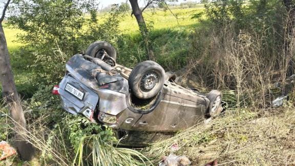 Car overturned uncontrollably in the field, four doctors injured, accident occurred while trying to save a biker