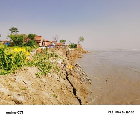 Gorakhpur News: The erosion of the Saryu River is accelerating... the river is two meters away from the inhabited area, and villagers have begun evacuating their homes.