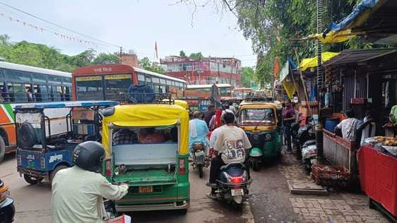 Traffic jams are a common problem in the city, causing inconvenience to people.
