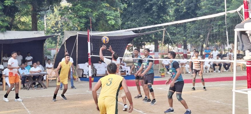 Players showed their strength in the volleyball cluster competition.