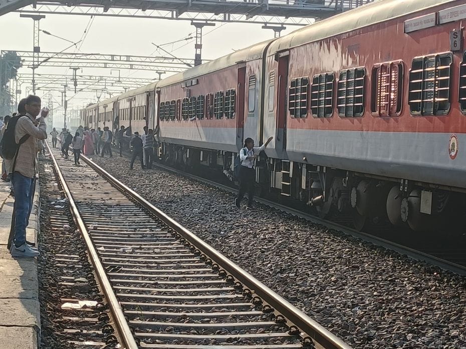 Unchahar Express reached Kanchausi railway station with a delay of three hours.