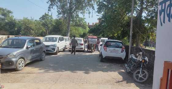 Illegal parking in front of the hospital is increasing the number of patients suffering.