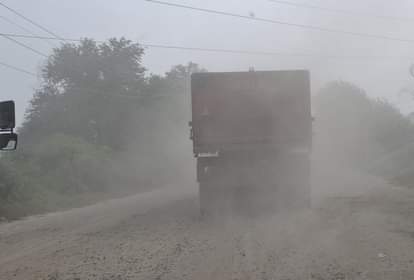 उड़ती धूल से सेहत बिगड़ रही है।