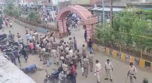 डॉ. गोविंद सिंह की लहार स्थित बहुचर्चित कोठी का गेट रास्ते पर नजर आ रहा है