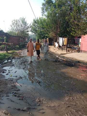 The dug-up road has been waterlogged for four days, causing problems in commuting.