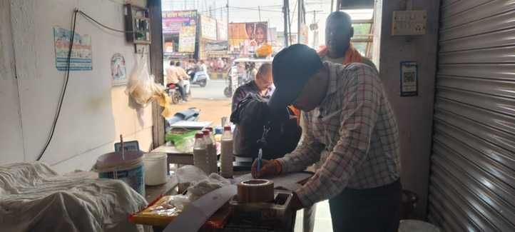 शिवपुरी में जांच करती हुई टीम