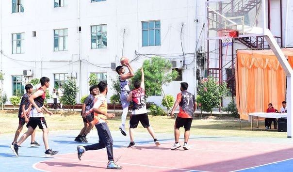 Players showed their strength in basketball and football competitions