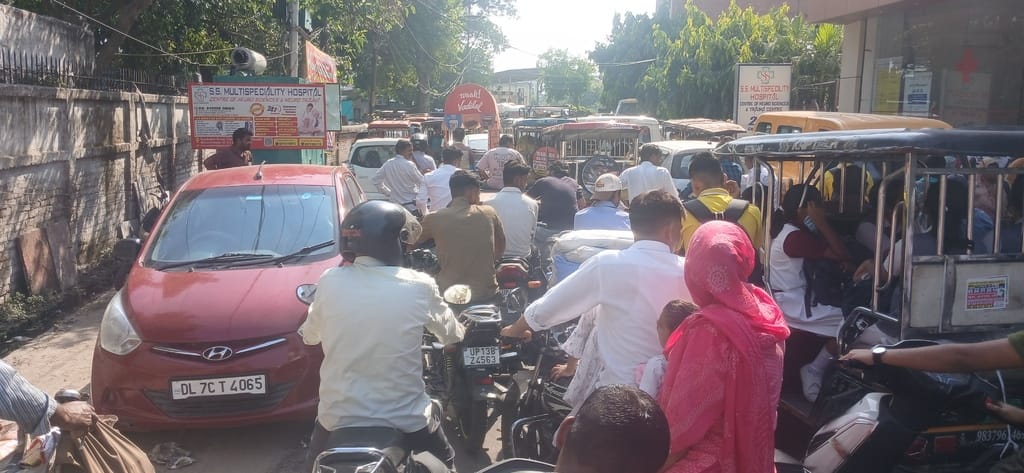 Farmers' march reached the Collectorate, causing a three-hour traffic jam