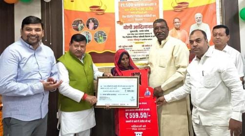 Prison Minister distributed cheques for Ujjwala subsidy amount