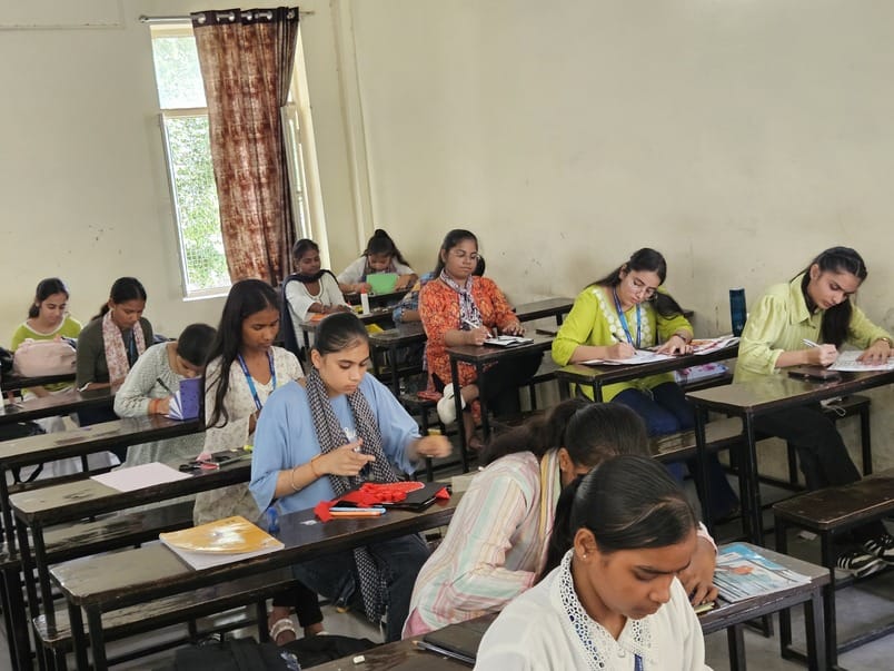Pari first in card making competition