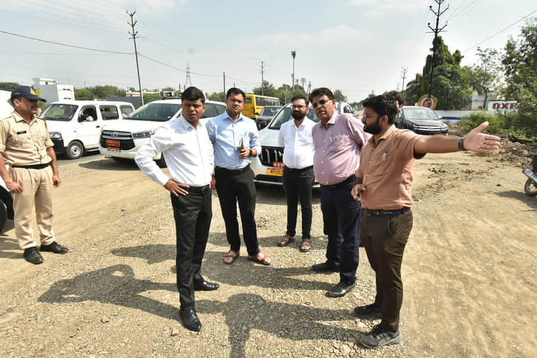 कार्यों का निरीक्षण करते अधिकारी।