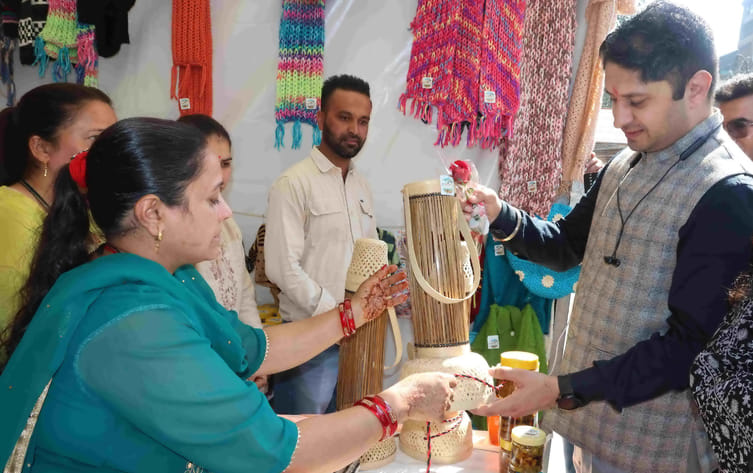 24 free stalls set up at Deepawali Mandav Him Ira Livelihood Fair