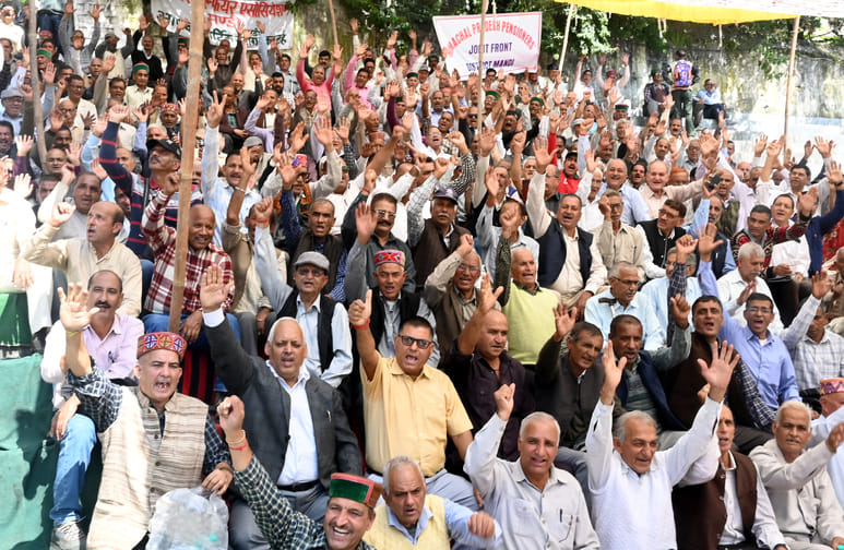 Pensioners took out a rally in Mandi city and protested against the government.