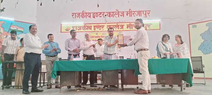 Dr. Geeta first in Hindi in the divisional TLM competition