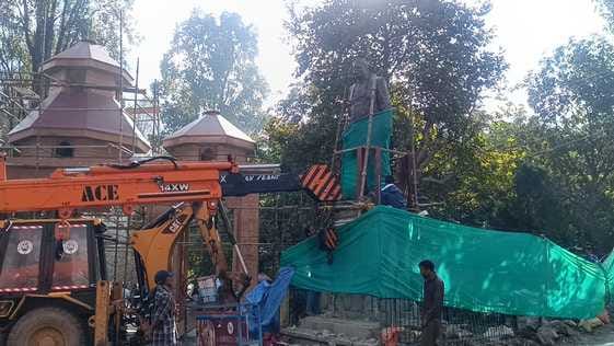 Due to the widening of the intersection, the work of shifting the statue of Bharat Ratna Pant has started.