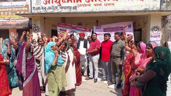 Asha workers demonstrated for honorarium and submitted a memorandum.