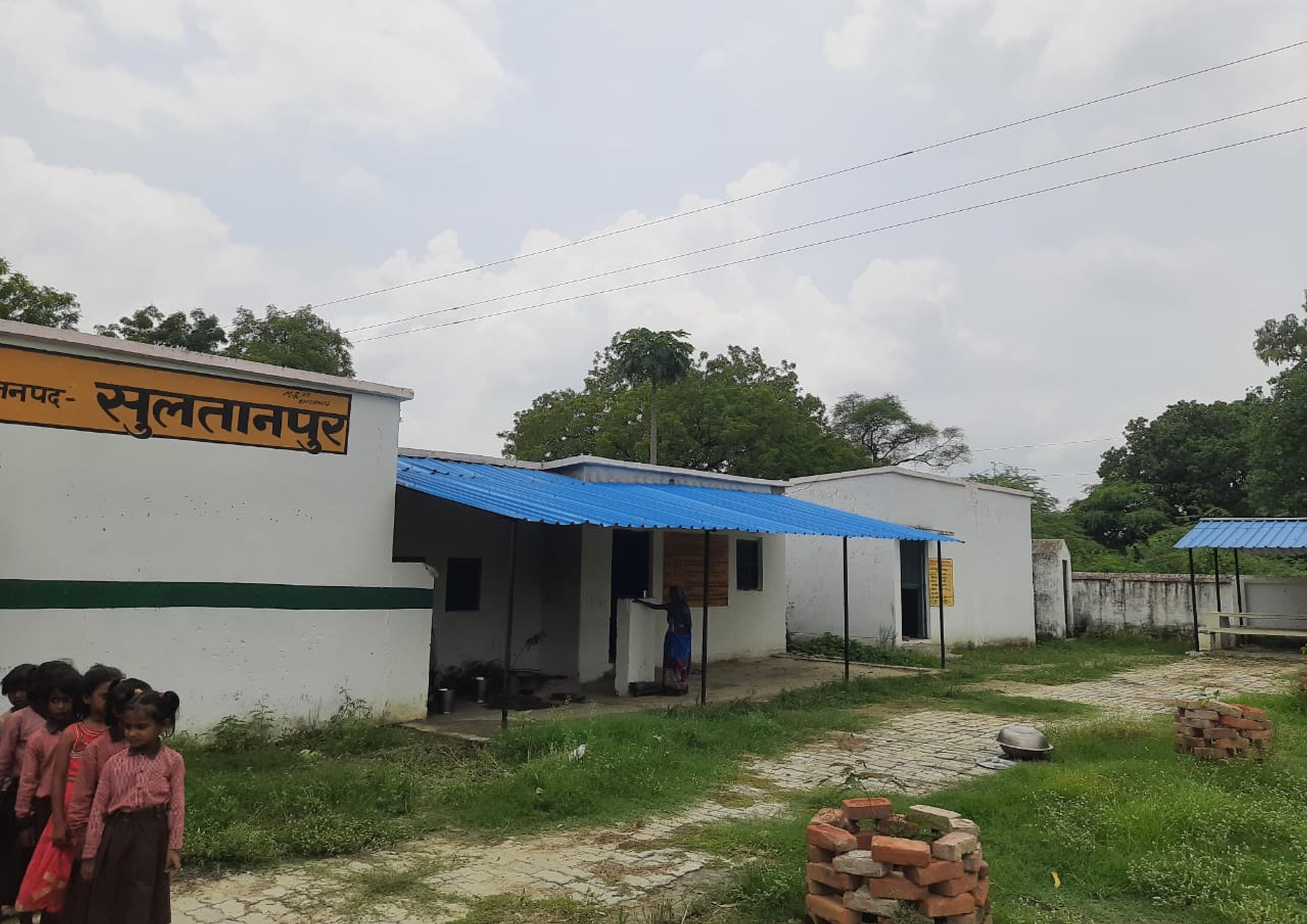 प्राथमिक विद्यालय भभोट परिसर के ऊपर से गई एचटी लाइन।