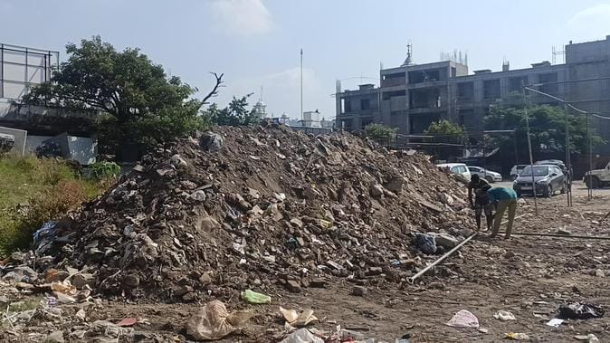 Piles of garbage in the fair ground of Paonta Sahib, people are troubled