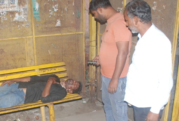 A young man was stabbed in the neck for resisting taking money from his pocket.