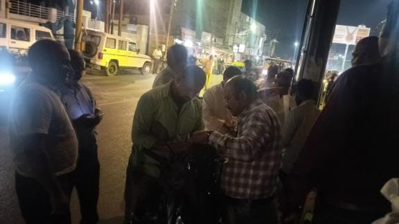 In Gorakhpur, Sweets are now being polished with clothes polishing liquid.