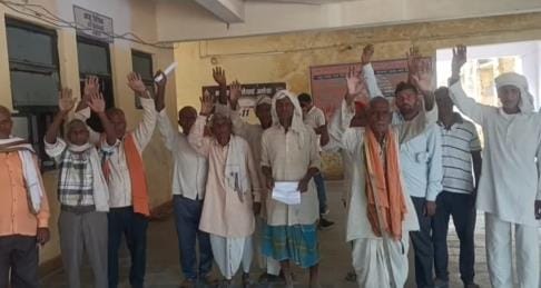 Unruly man stopped the water supply, villagers reached the tehsil