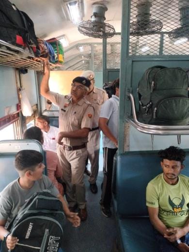During the festive season, a security checking campaign was conducted at the railway junction to ensure the safety of passengers.
