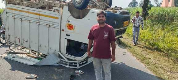 A pickup carrying schoolchildren overturned after a tyre burst, injuring four