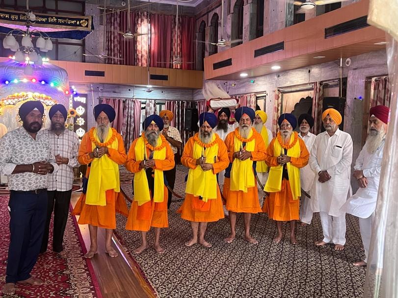 Nagar Kirtan was taken out on the Guru Gaddi Diwas of Shri Guru Harkishan Sahib Ji Maharaj, the Sangat bowed their heads.
