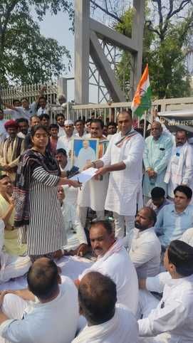 अस्पताल परिसर में धरने पर बैठे कांग्रेसी