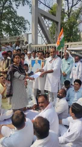 अस्पताल परिसर में धरने पर बैठे कांग्रेसी