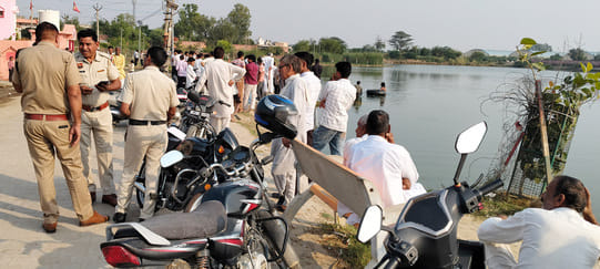 A young man drowned in a pond, divers began searching for him.