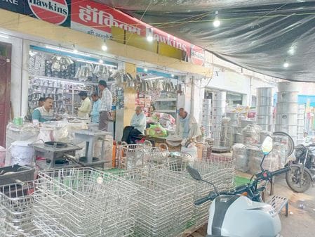 Utensil market decorated, Dhanteras tomorrow