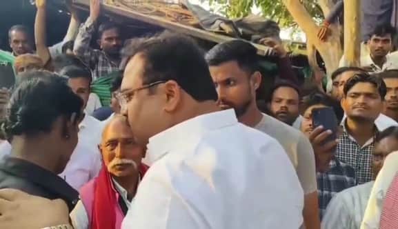 चाचा के कान में बोलते विधायक कुशवाहा