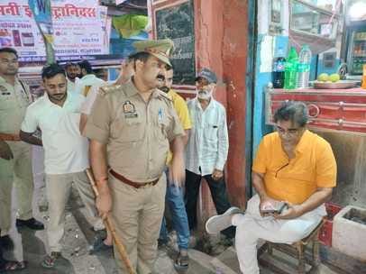 Seeing the traffic jam, the MLA sat on a chair on the road in the square.