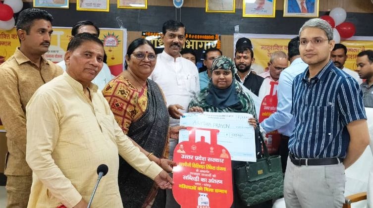 Symbolic cheques handed over to 11 beneficiaries of Ujjwala Yojana