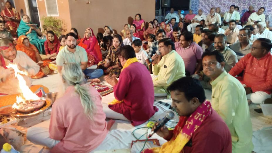 By singing bhajans, he forced the devotees to dance.