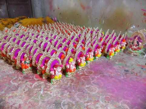 Preparation to light up the house and courtyard with earthen lamps and life with hard work