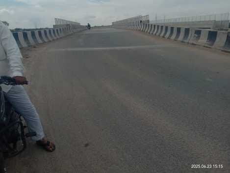 It is a compulsion to reach Hamirpur via the dilapidated road of Aata-Itaura
