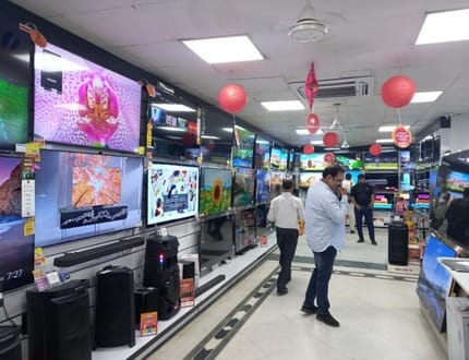 Electronics market buzzes during the festive season