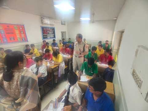 One lakh 75 thousand students participated in the road safety quiz.