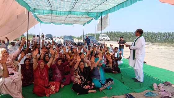 Farmers expressed anger in support of the demand to open the road.