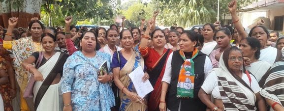 Asha workers got angry over non-payment of dues, raised slogans in the Collectorate.
