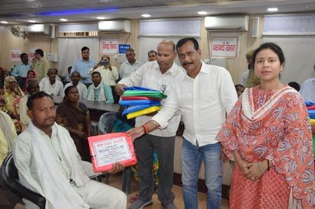 Tarpaulins distributed to one thousand farmers
