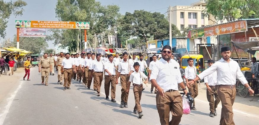 Volunteers in full uniform took out a procession.