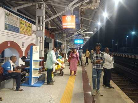 Foreigners returning home... jostling in trains