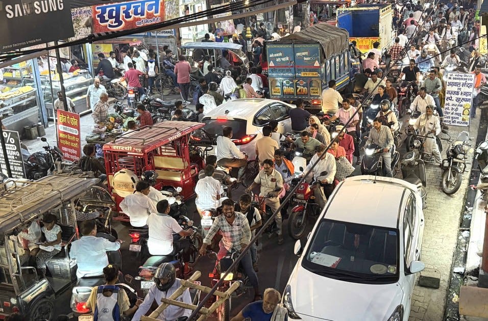 There was a traffic jam in Khurja city throughout the day, people were troubled