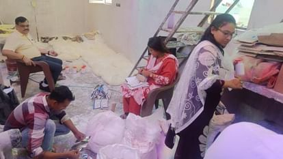 लखनऊ: पकड़ा गया बड़ी मात्रा में नकली खोवा, सफेद पाउडर सहित ये चीजें बरामद; ऐसे करें मिलावटी खोवा की पहचान Lucknow: Large quantities of fake khoya seized, including white powder, and other items recovered; how to ide