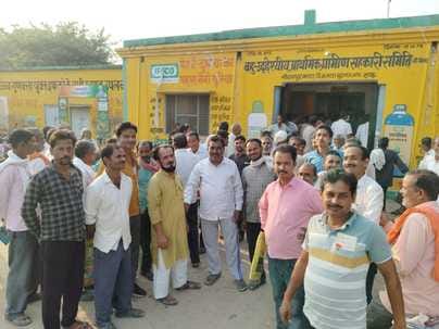 Farmers create ruckus for DAP at Sadhan Cooperative Society
