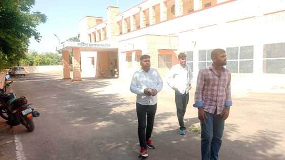 पूछताछ के बाद बाहर निकले युवा