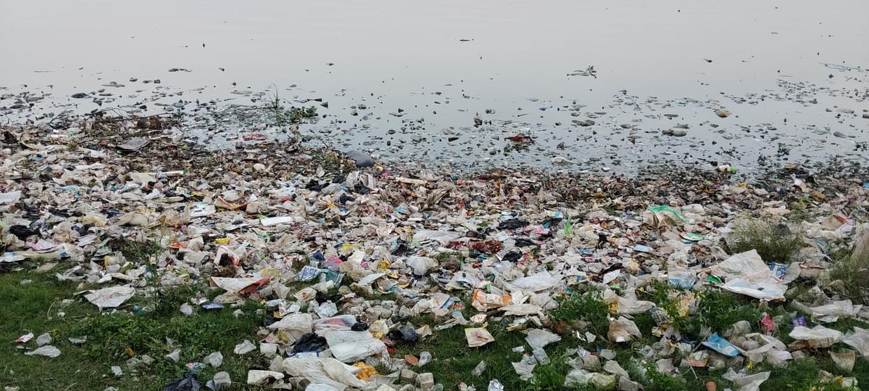 Gorakhpur News: Dirt on the banks of Ramgarhtal Ring Road... garbage is spread on the banks